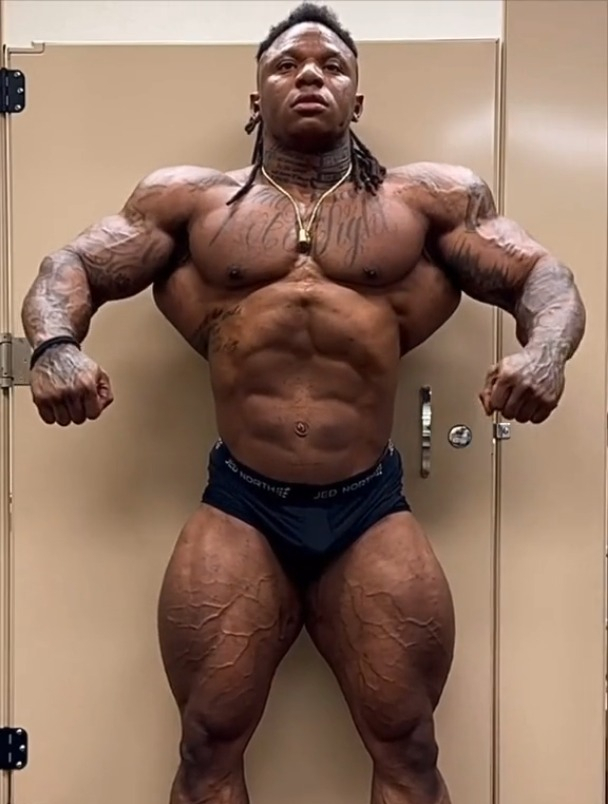 这哥们的块头好大啊 肌肉男