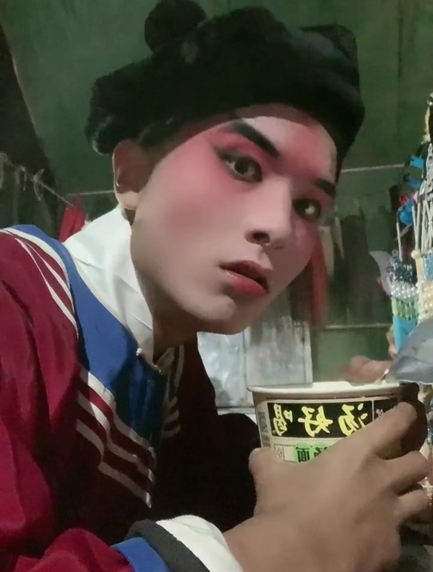 饿了 偷吃泡面!