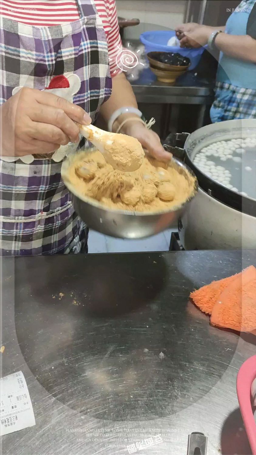 豆面汤圆传统记忆小吃汤圆豆沙馅裹上炒熟的豌豆粉