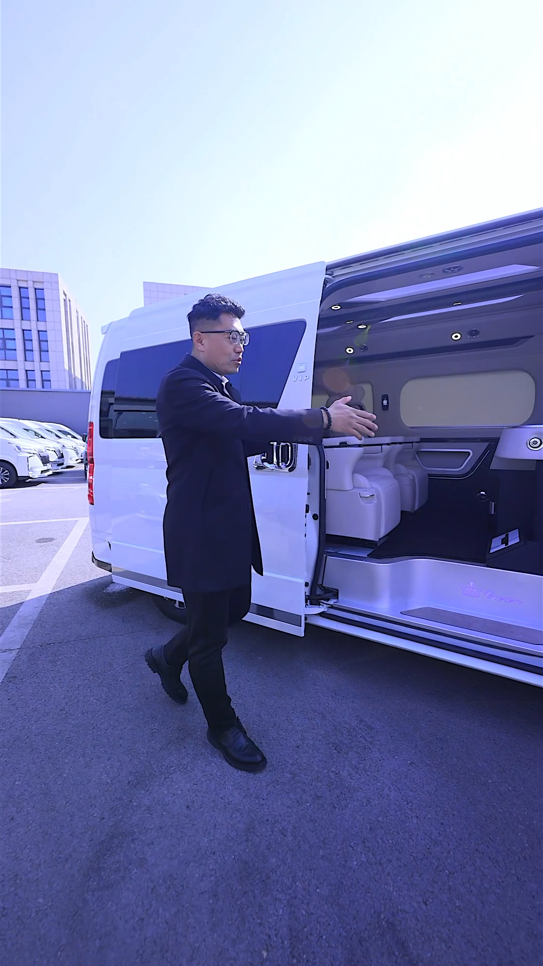 很宽敞的商务面包车