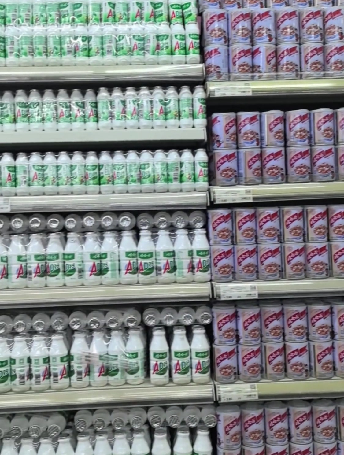 随着娃哈哈的爆火,超市陈列直接一整面墙……