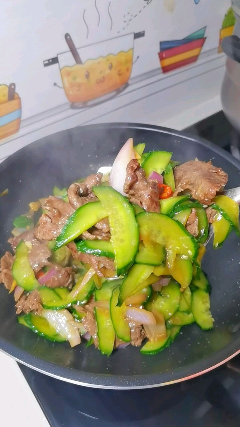 黄瓜炒牛肉,牛肉软嫩多汁,黄瓜脆嫩爽口,香气四溢