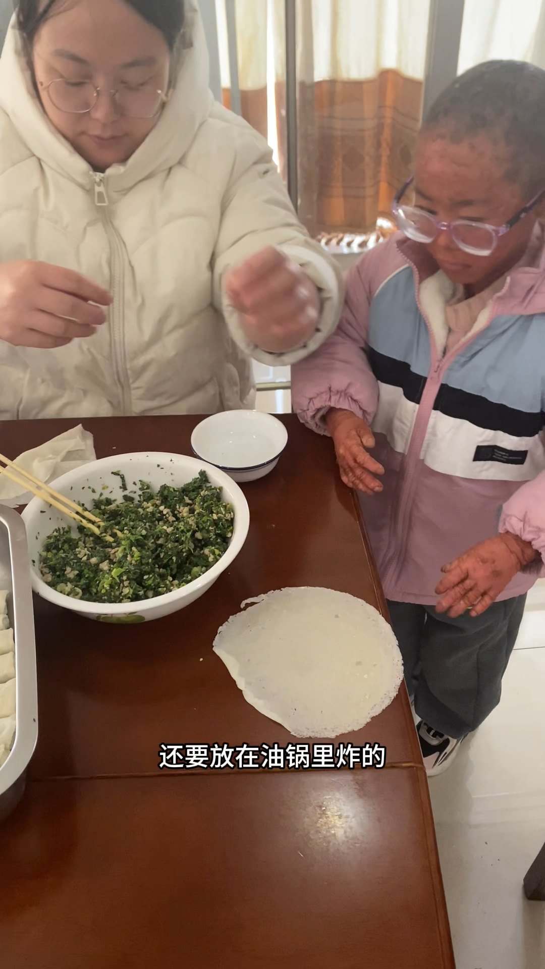 妈妈教我包春卷晚上又好吃的了