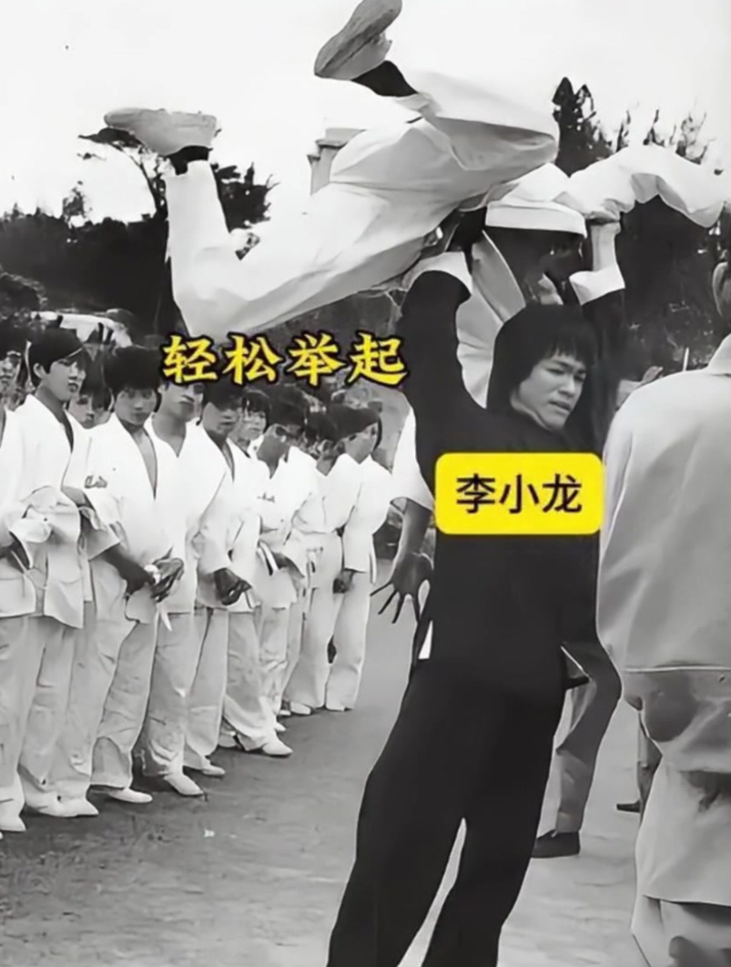 李小龙轻松举起与自身体重相当的男士,展现出流畅有力的肌肉