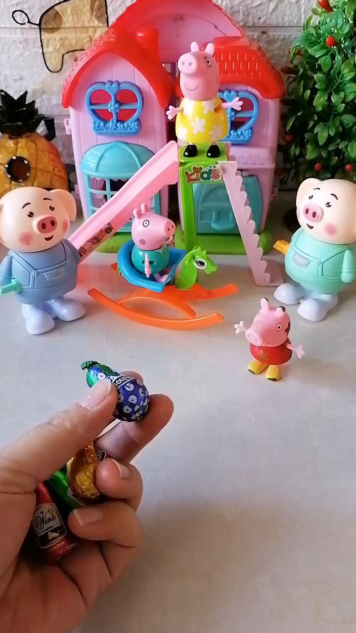 买了五块巧克力,爷爷一块,奶奶一块