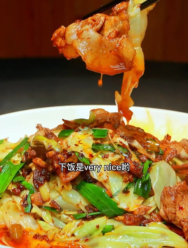 做一道超级下饭的家常菜莲花白回锅肉,做法非常简单,吃起香惨了