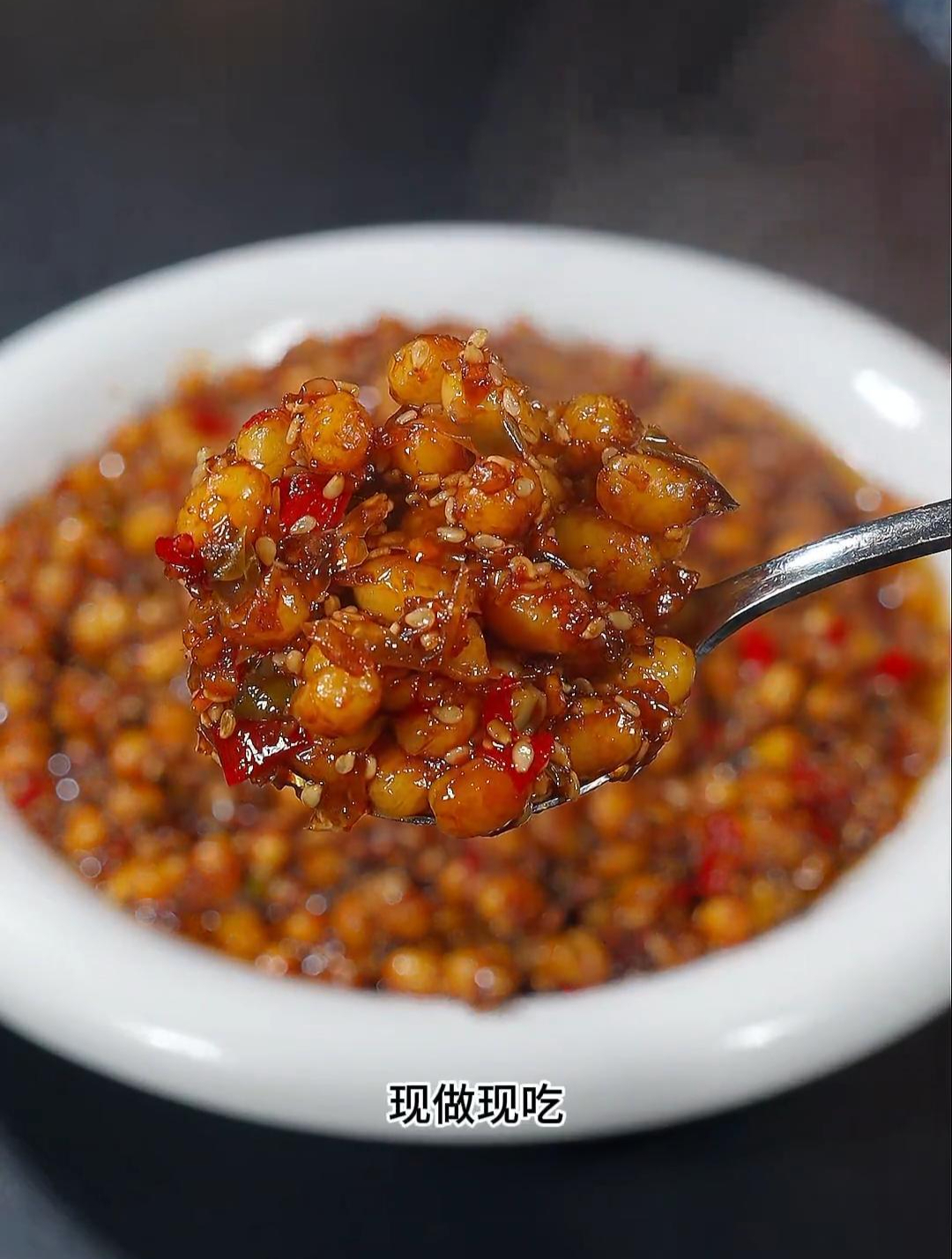 黄豆辣椒酱的家常做法,不管是夹馍拌面都非常好吃,香辣过瘾