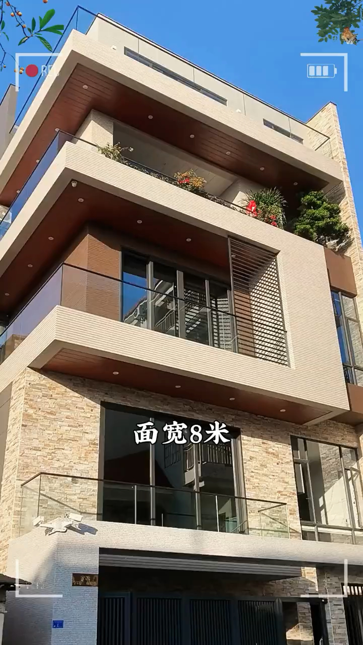 面宽8米,进深10米,占地80个平方,一共三层,外观漂亮大气!