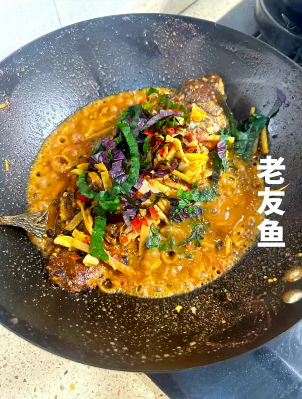 当酸笋遇上罗飞,便是广西特色老友鱼,酸酸辣辣好吃又下饭