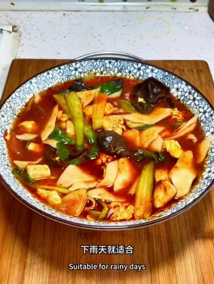 陕西人下雨天最爱吃的烩面片,做上一大锅每人咥一碗