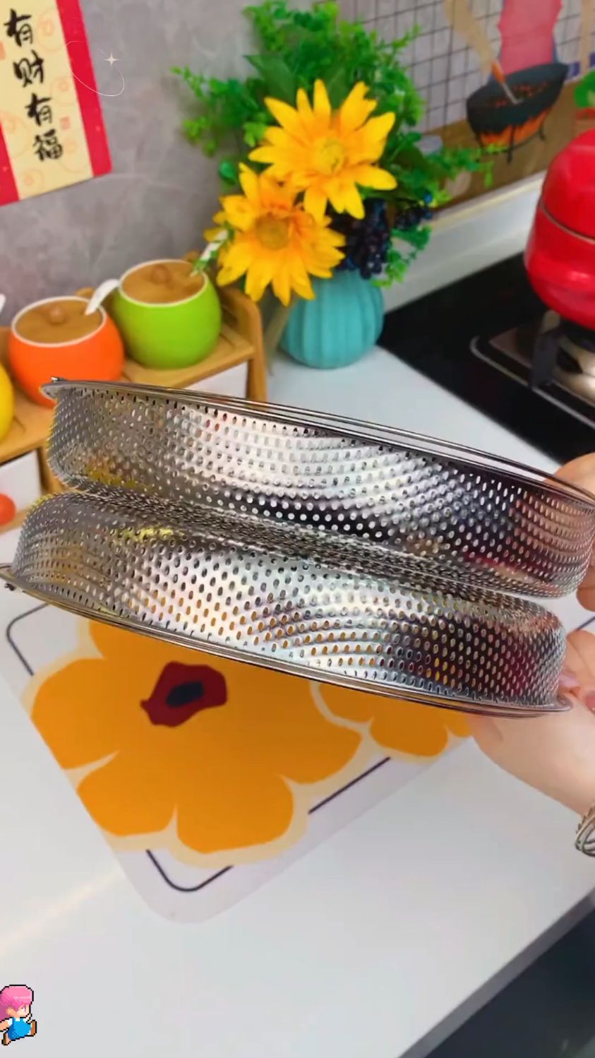 用这个不锈钢蒸笼可以蒸米饭煮鸡蛋,蒸包子啥的还可以当沥水篮用
