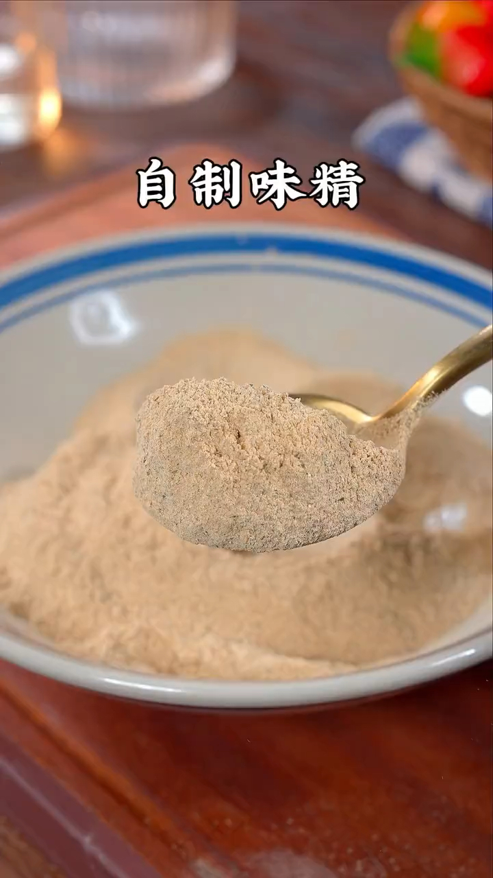 把香菇和紫菜放到锅里炒一炒,出锅就是纯天然无添加的调味料