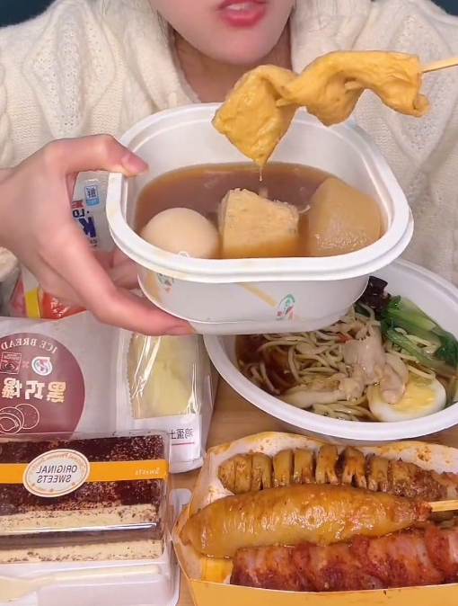 每个串串上面都好多酱汁,关东煮是必买的