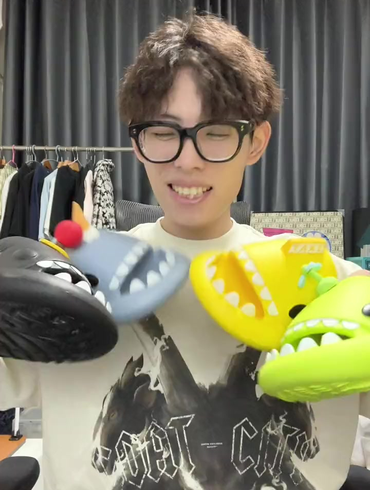 鲨鱼拖鞋也太可爱了!