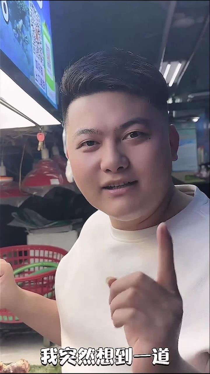 这大盆菜一上桌,这年味一下子就出来了