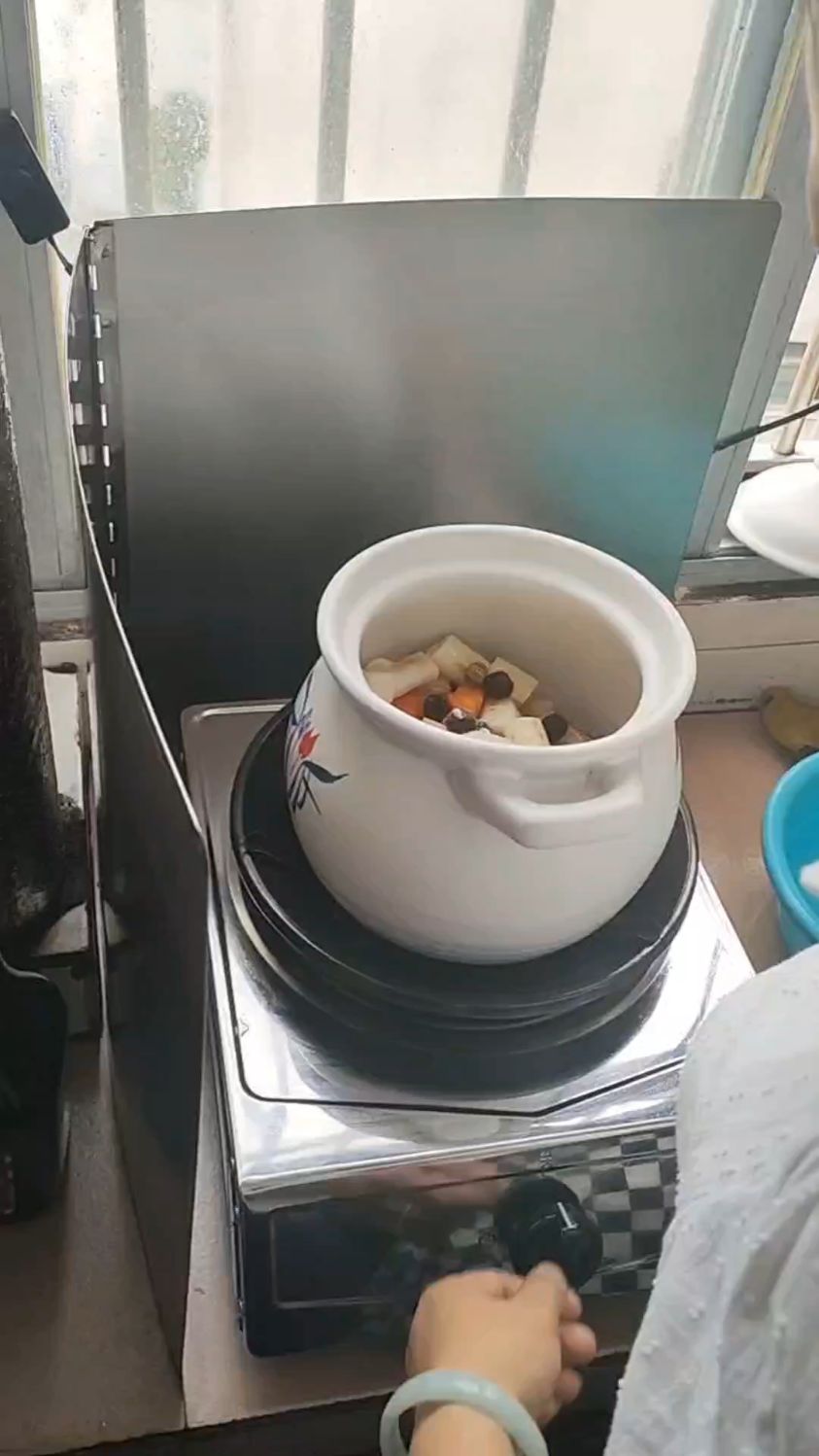 红萝卜墨鱼红枣等食材的制作方法