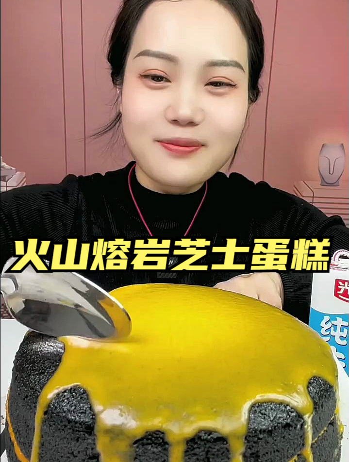 吃播日常:附近竟然开了芝士蛋糕店,冒着热气就提回来吃了