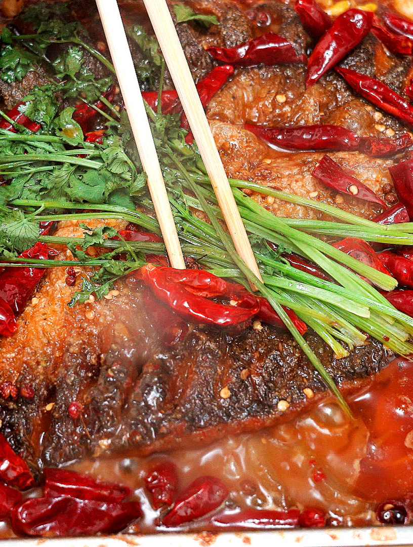 在家做麻辣脆皮烤鱼,皮焦肉香,味道十足