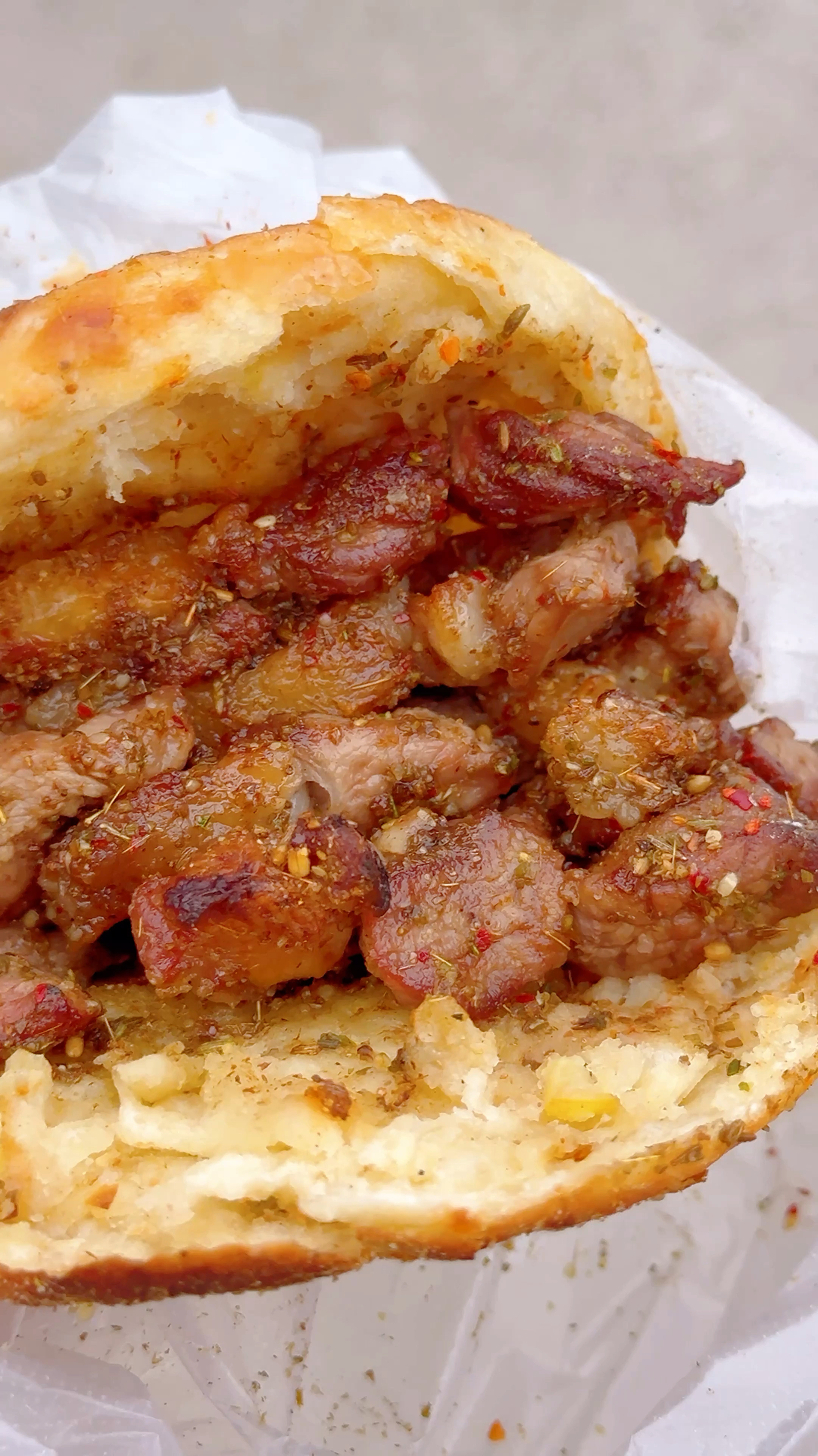 夫妻俩路边摆摊卖羊肉串,2元一串,烧饼夹羊肉串,得劲的很!