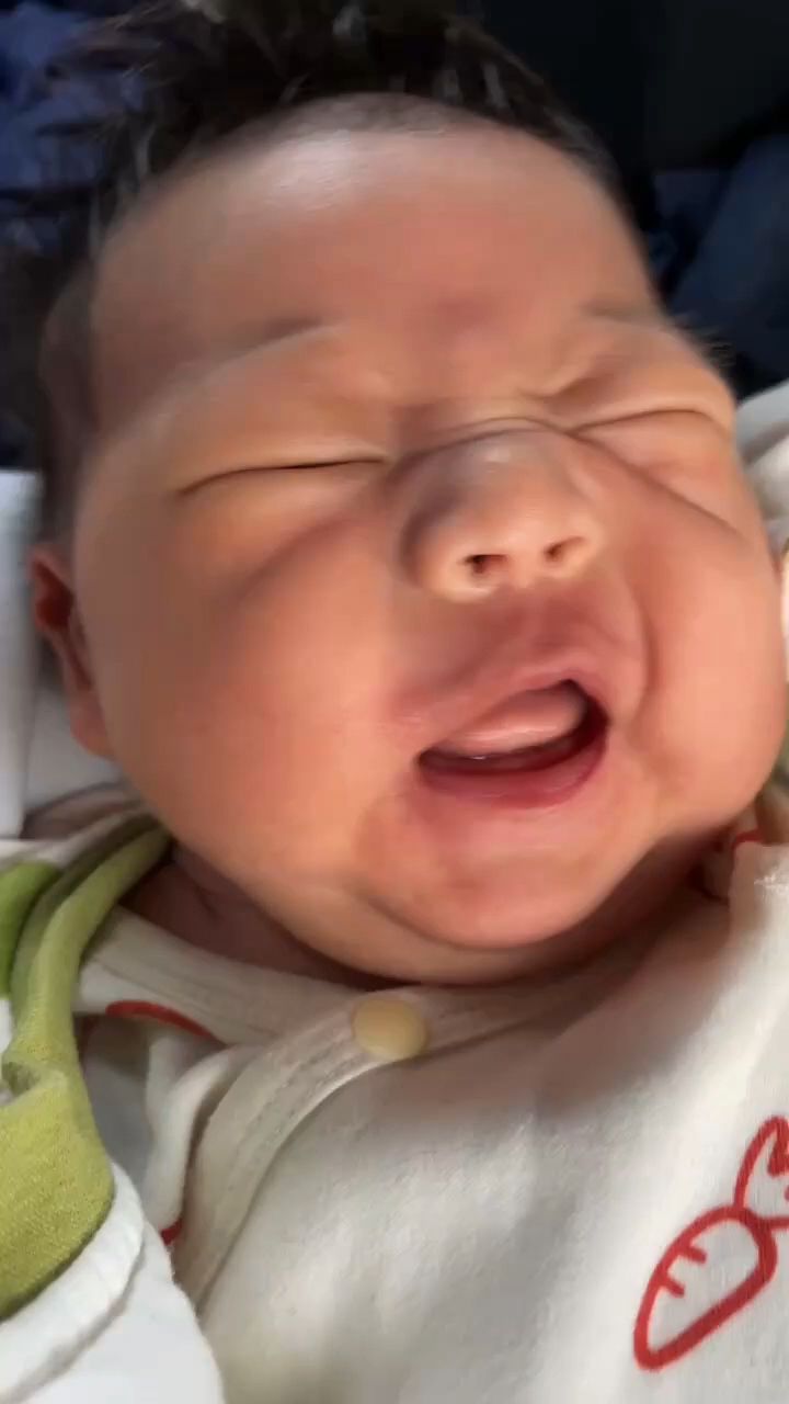 小朋友出门坐车不是都睡觉觉的嘛!你看看你咋回事嘞