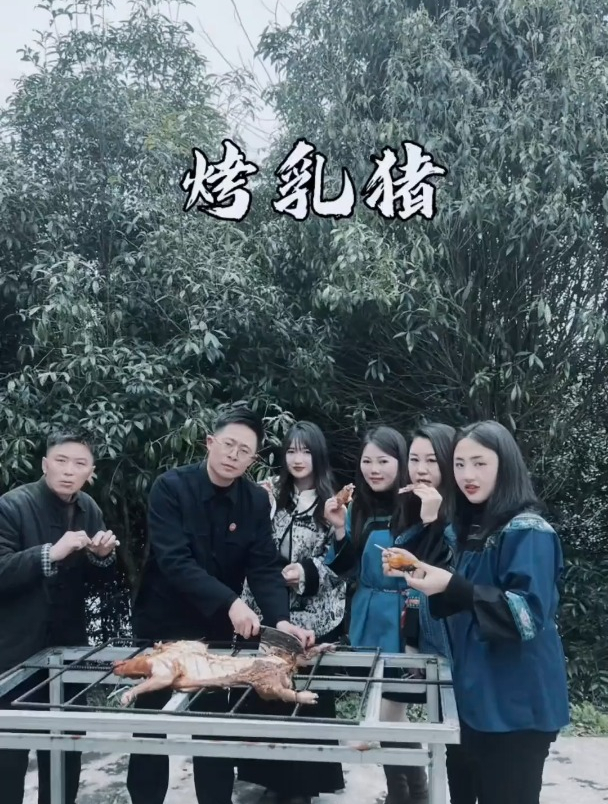 乳猪照着烤全羊的法子烤,味道也很赞,今日菜品:烤乳猪