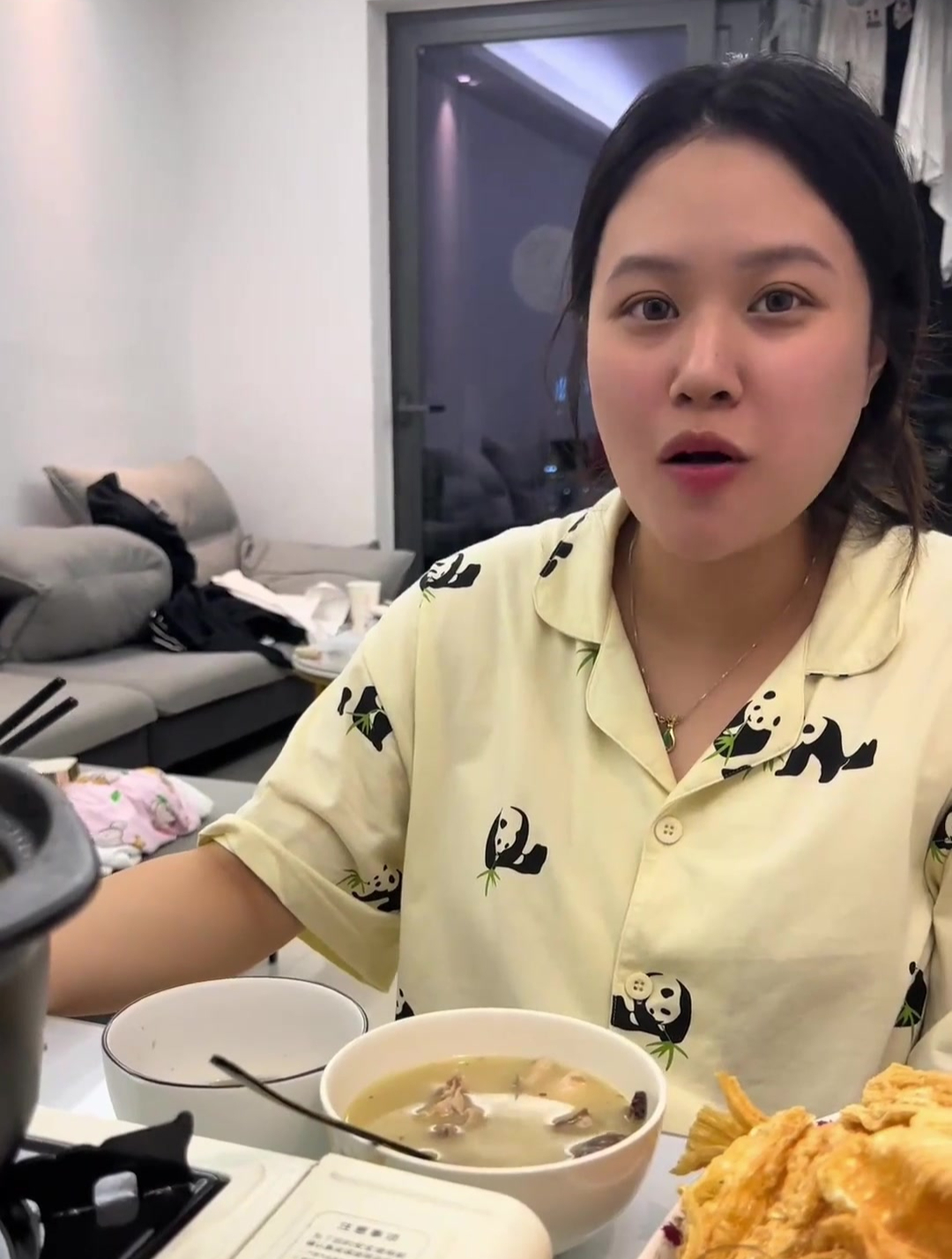 在家给老婆安排第一顿火锅,猪肚鸡做汤底!