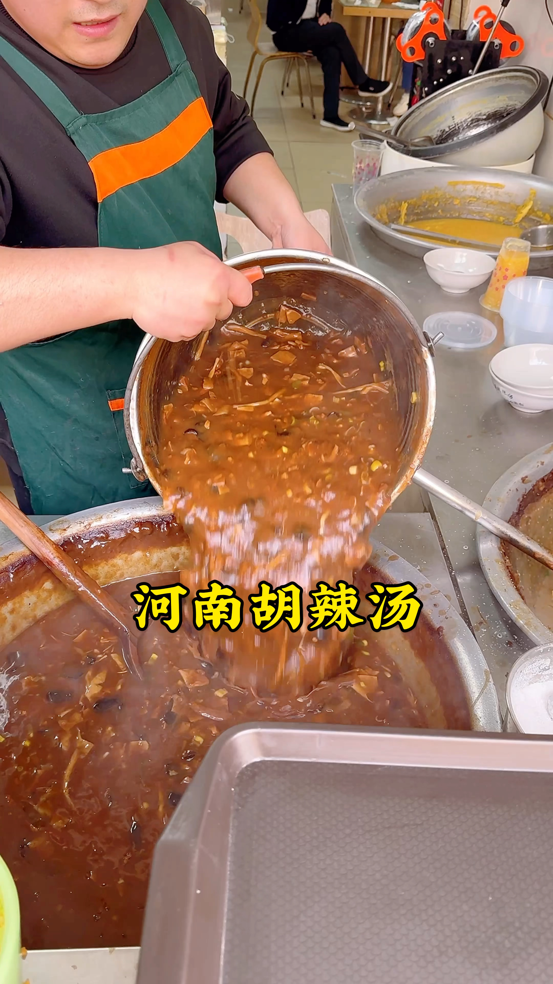 河南人的早餐从一碗胡辣汤开始,胡辣汤泡油馍头,吸满汤汁,得劲