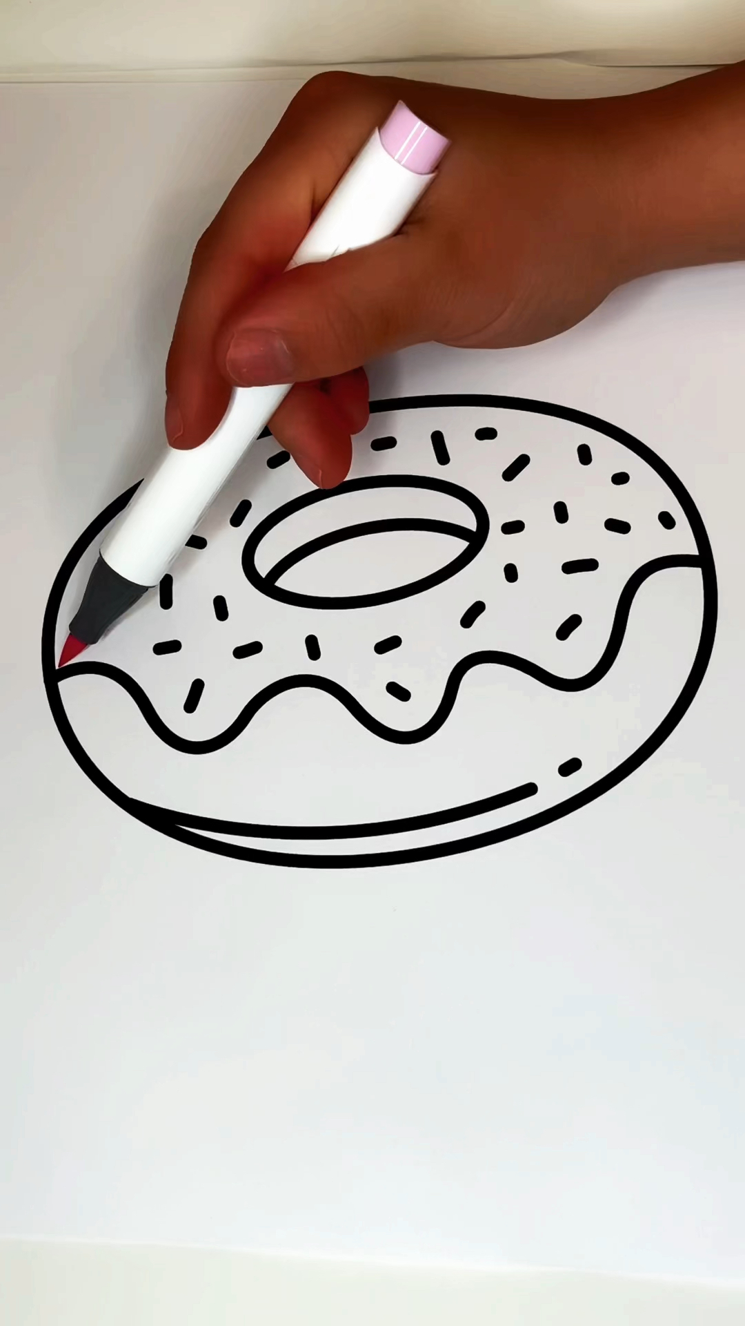 画一个粉色的甜甜圈