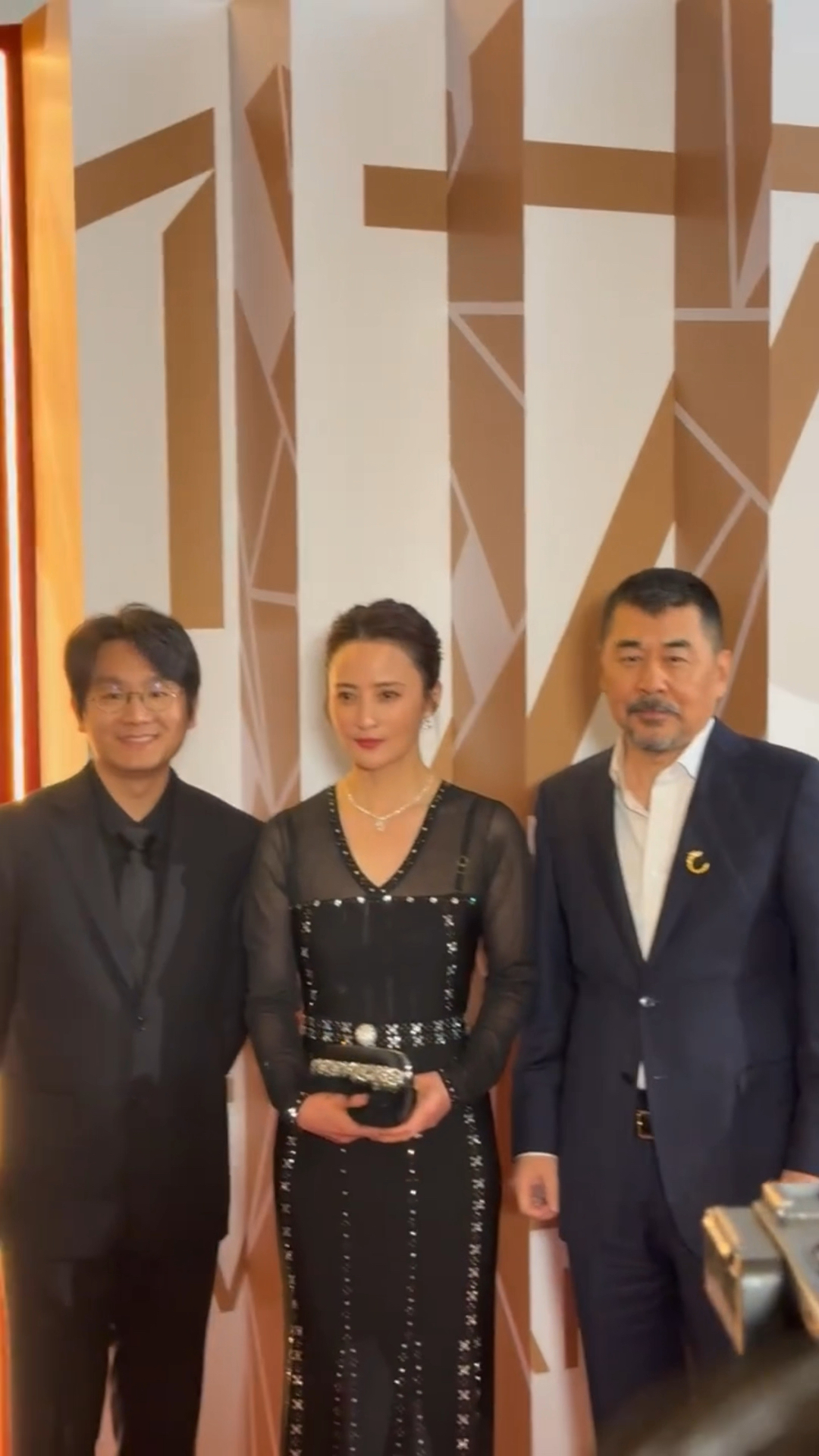 蒋勤勤获亚洲电影大奖,现场表白老公陈建斌,太幸福了