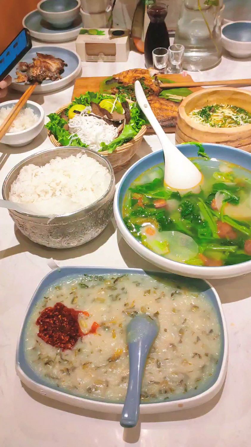 云南美食我来了最爱吃的傣味柠檬撒烤罗非鱼杂菜野菜汤