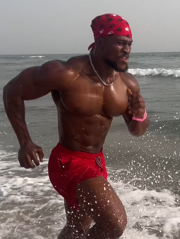 肌肉男海边健身 健身 锻炼 肌肉男