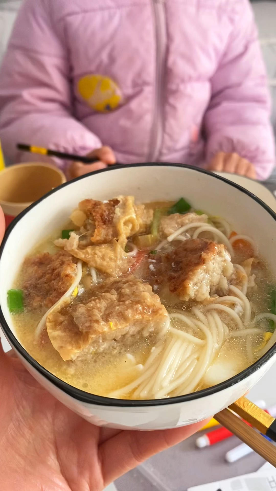 一碗简单的三鲜汤面就可以吃的很满足!