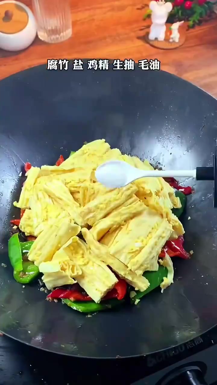 这是我家孩子很爱吃的腐竹炒鸡蛋,做法简单,特别下饭