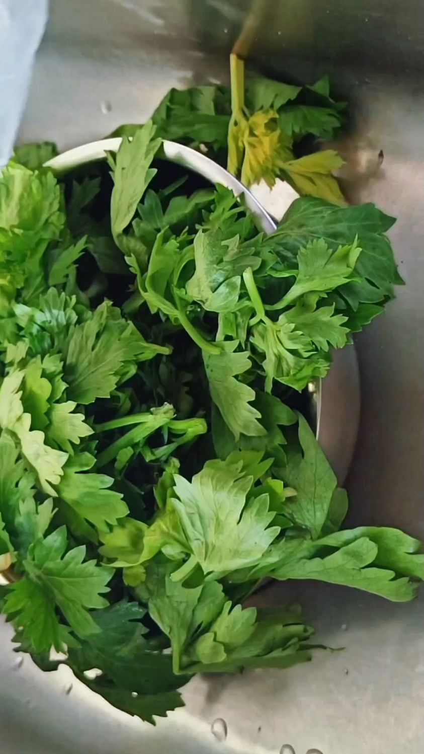 剩下的芹菜叶不要扔掉了,简简单单一道小菜