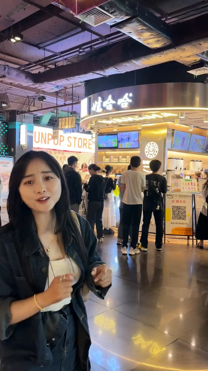 想不到在广州天河看到了一家娃哈哈奶茶店,尝试喝一下,好喝!