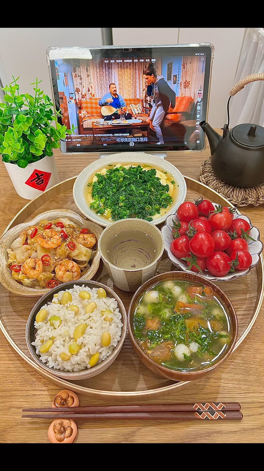 一人食vlog:荠菜鸡蛋羹|包菜拌虾仁|番茄荠菜丸子汤