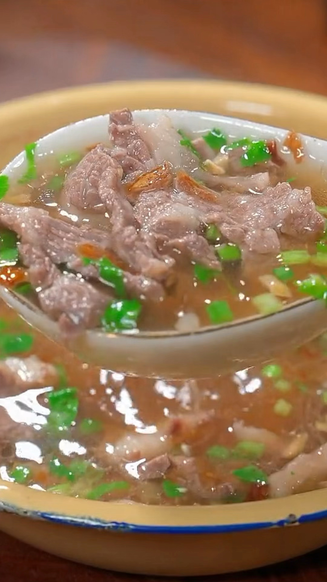 这是有名的潮汕牛肉汤,别看他做法平平味道却好极了