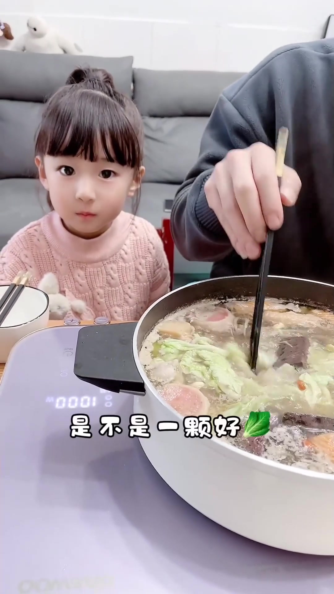 盘点萌娃的搞笑瞬间,猪其实不爱吃白菜,爱吃烂菜叶