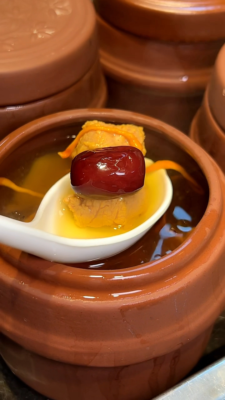 广式原盅炖汤.虫草花炖瘦肉汤,汤色清澈明亮