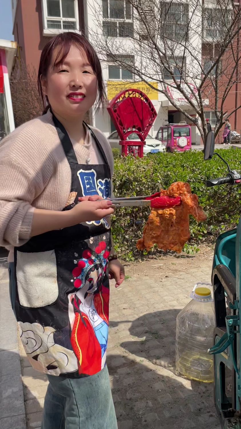 在山东聊城摆摊做铁板鸡架,喜欢的家人做我的粉丝,请你吃鸡架