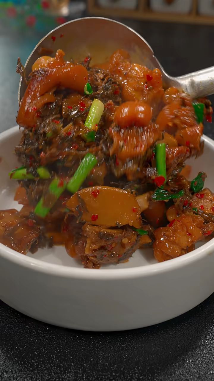 猪蹄不要红烧了,来试试这道梅干菜烧猪蹄,绝对好吃