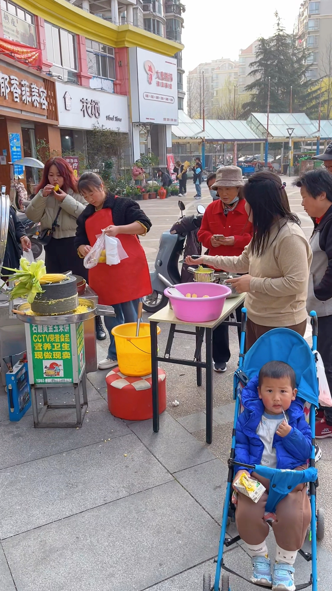 大姐街头摆摊卖玉米饼,一天1000个饼不够卖,喜欢吃的都得排队