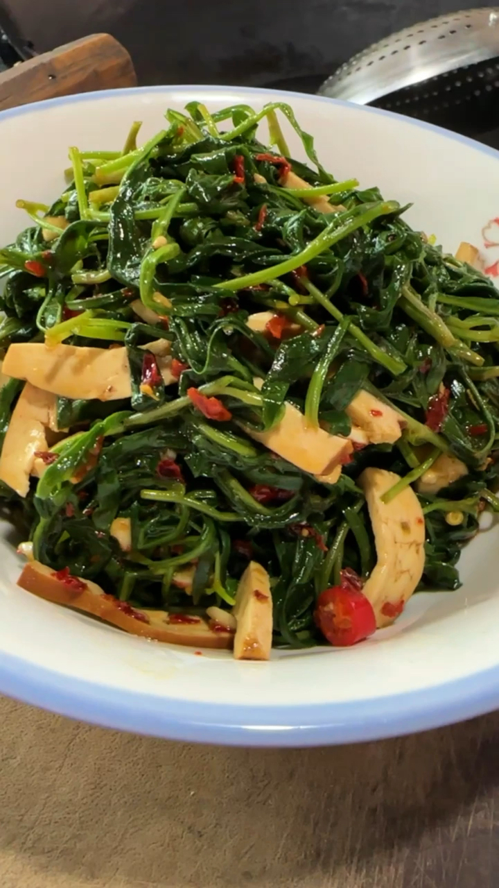 农村的这种野菜你们见过吗?这个叫“马兰头”鲜嫩爽口很是好吃