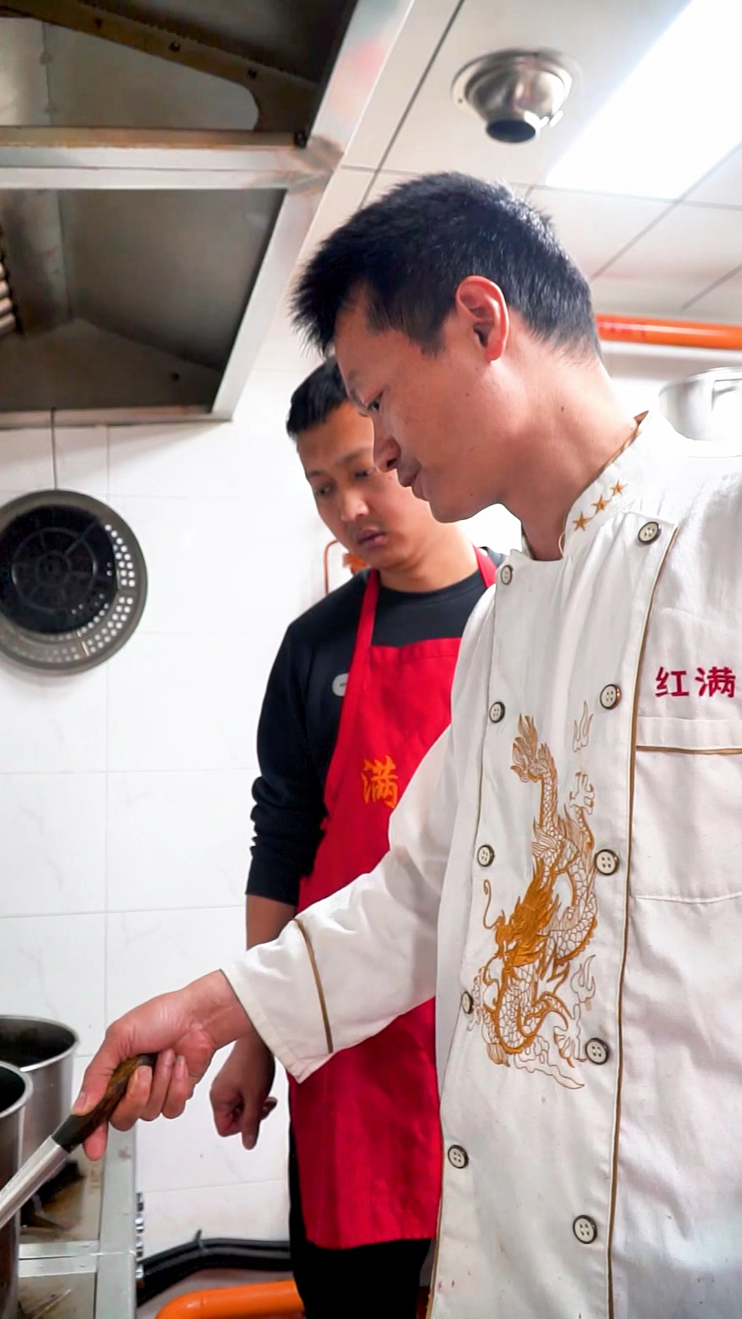 一家小店做猪脚饭,十几种菜品,不怕辛苦的话,师傅带你做