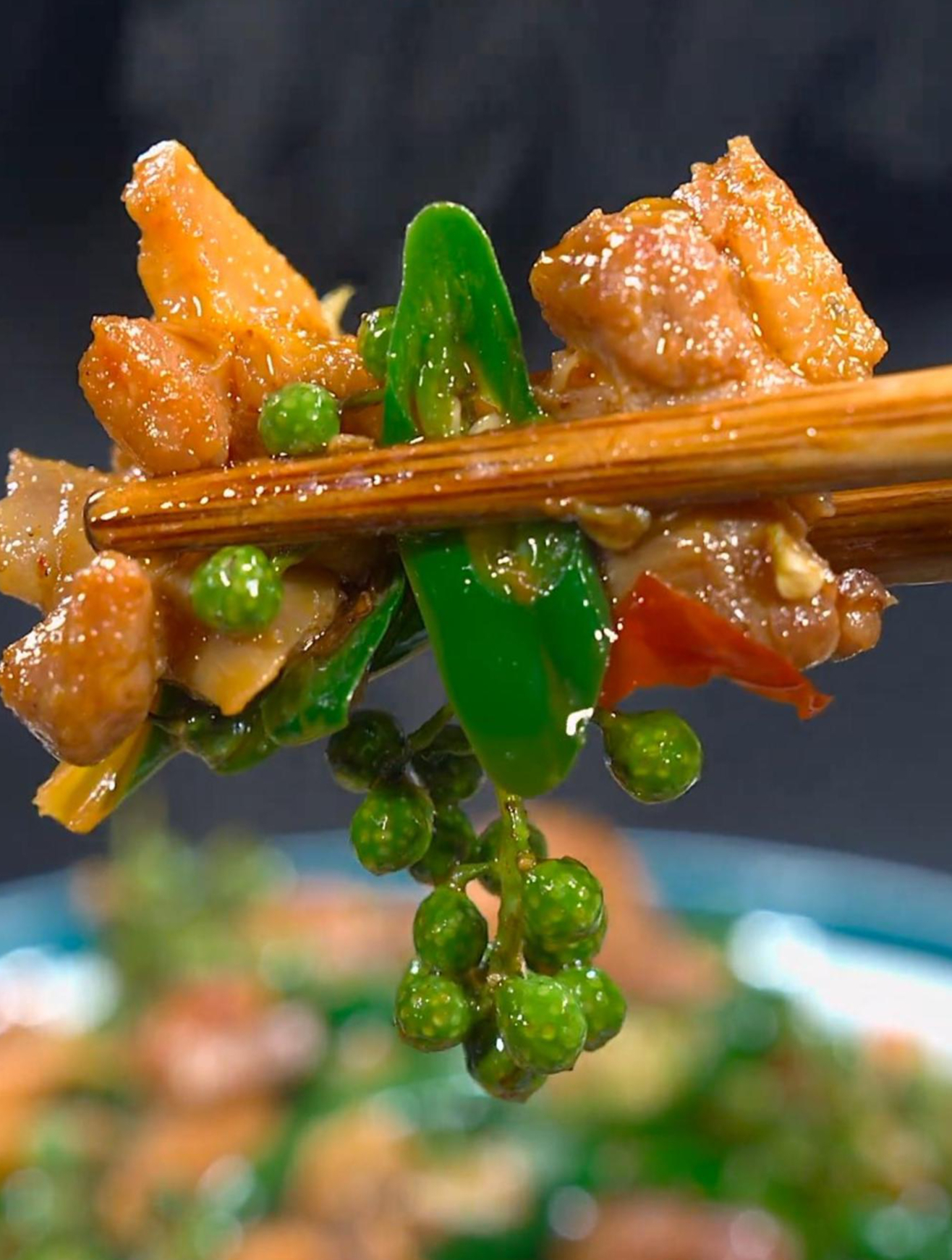很多人炒的鸭肉不是肉质老就是有腥味,那是你方法没做对