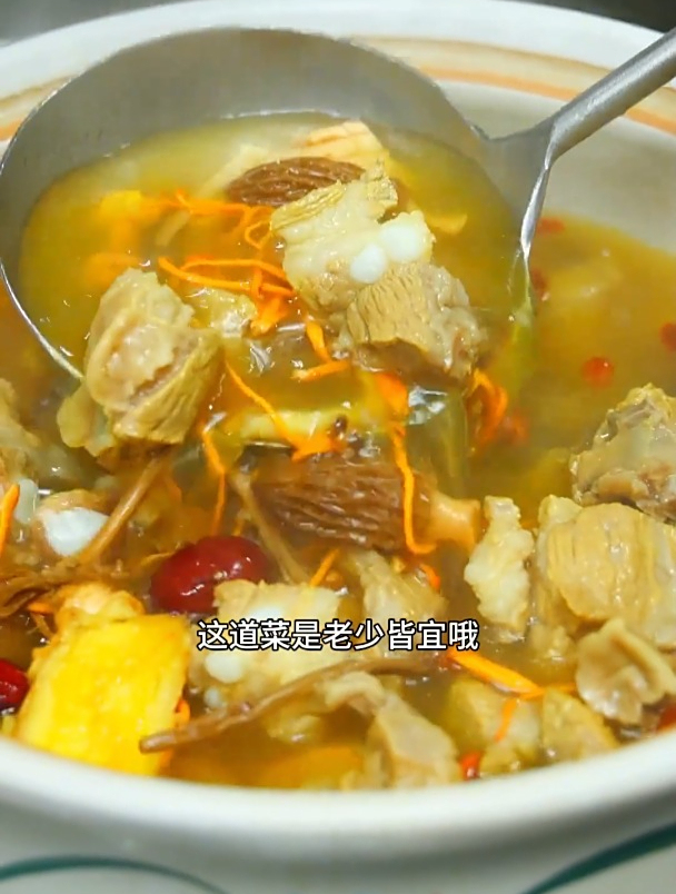 炖汤少不了菌菇,像我这样炖的八珍菌排骨汤,汤鲜味美,老少皆宜