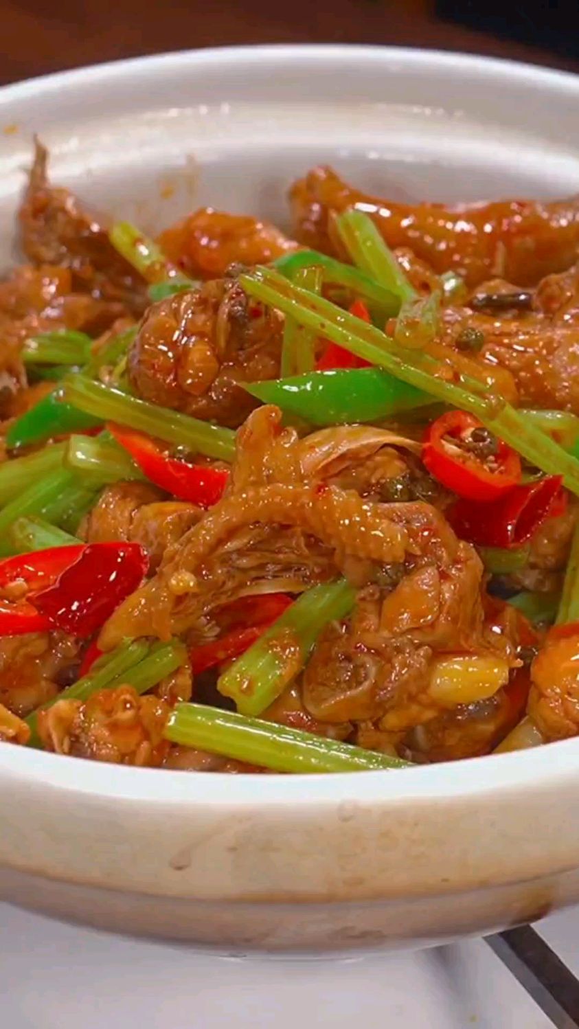 大家注意看,学会这个干锅鸡做法,就等于学会了大部分干锅菜