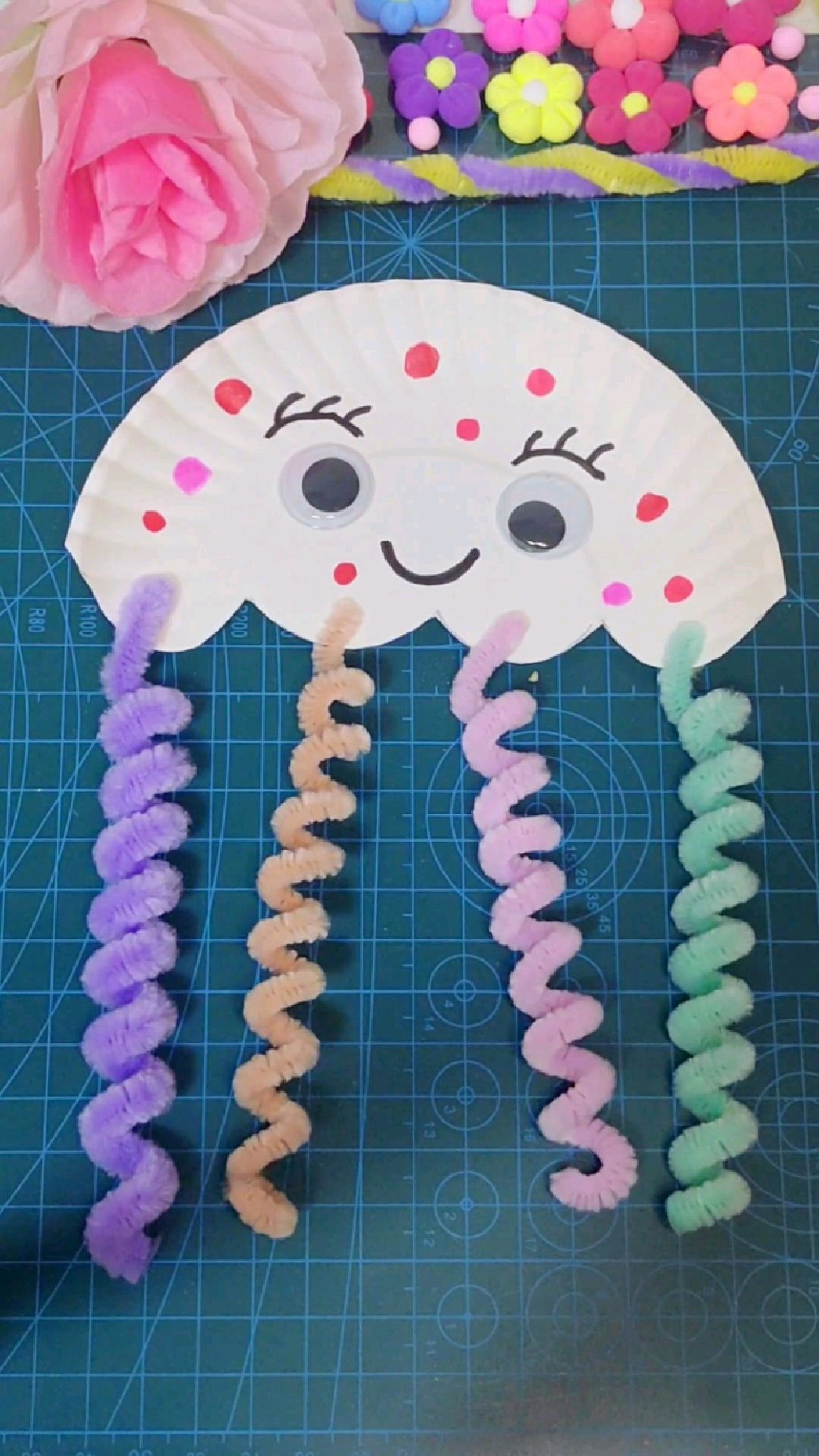用废旧的纸盘做一个可爱的小章鱼吧!