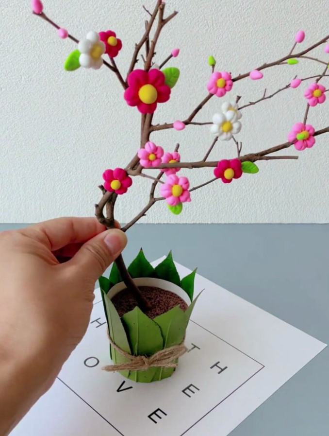 用纸杯和橡皮泥捡上一根枯树枝,做好看的桃花摆件吧