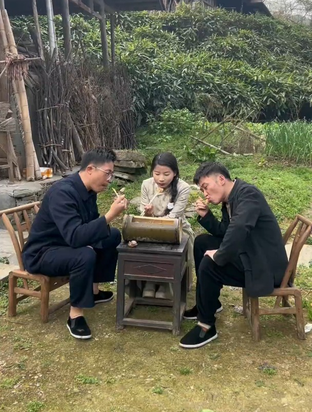 竹筒蒸出来的虾和花甲,味道果然一般啊,今日菜品:竹筒蒸鲜